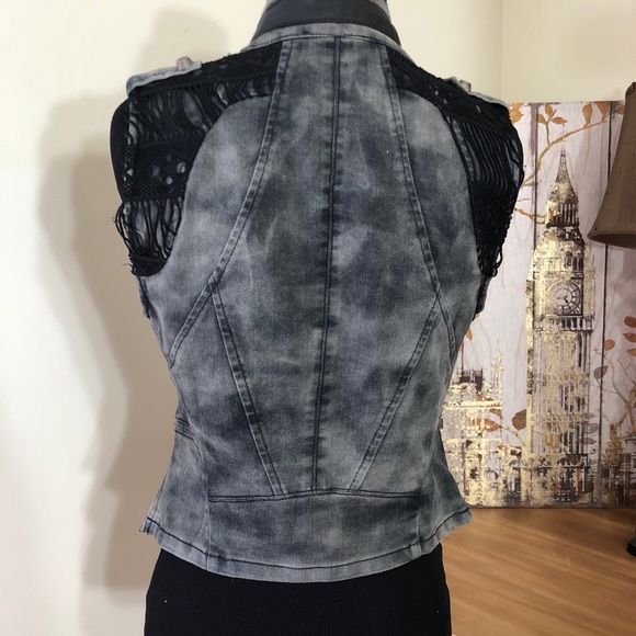 Vest - Picture 2 of 5